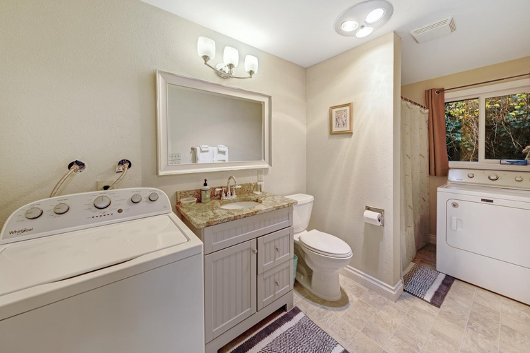 Bathroom 3, Sakina’s Paradise Three, Lincoln