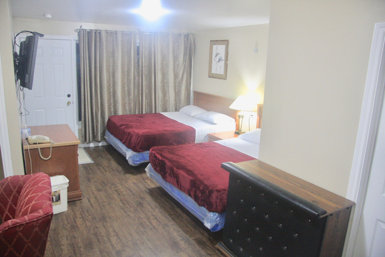 Bedroom 3, American Plaza Motel, Middlesex