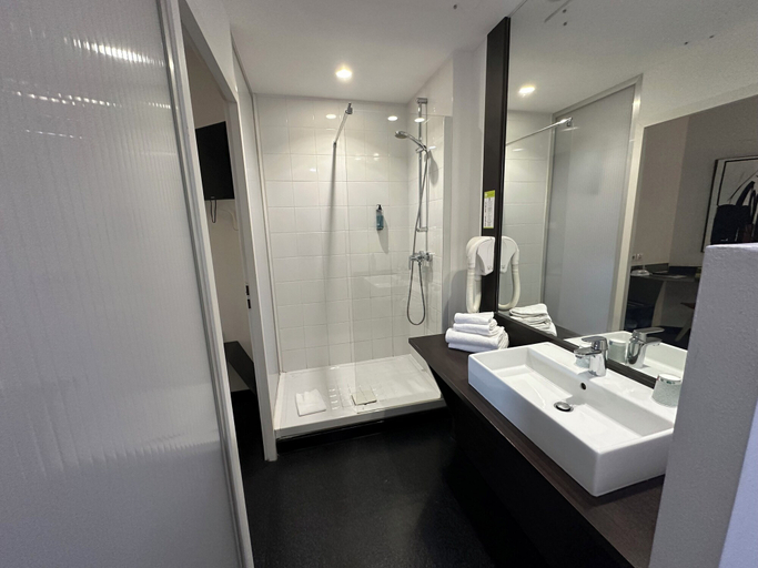Bathroom 3, Hôtel Gardénia, Gironde