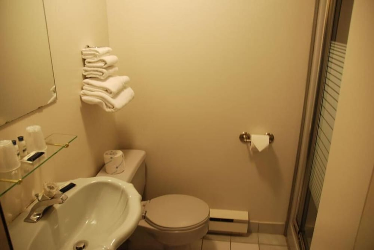 Bathroom 4, Commons Inn, Halifax