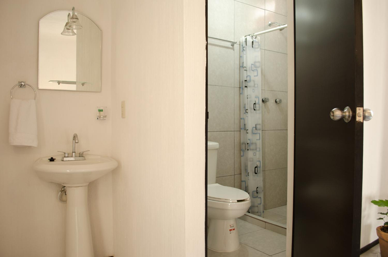 Bathroom 3, Estacion Alameda, Nogales