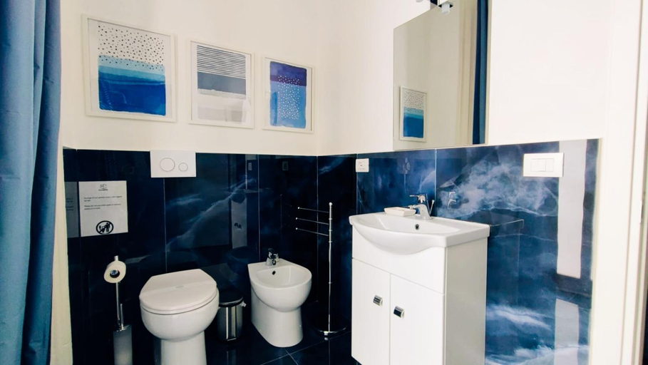 Bathroom 2, DUHOME apartment in the heart of Catania, Catania