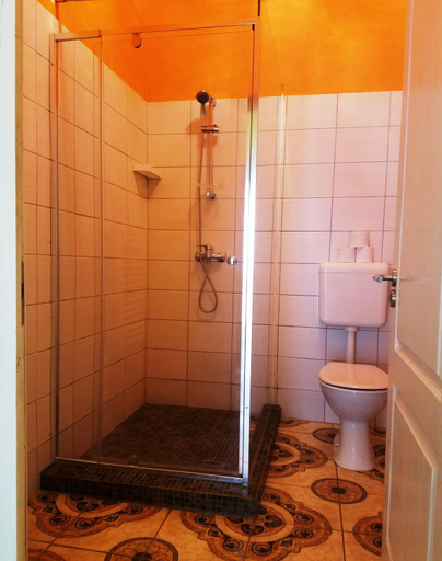 Bathroom 3, Garden House, Budapesti