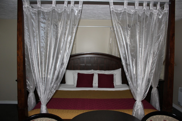 Bedroom 2, Nights Inn Owen Sound, Grey