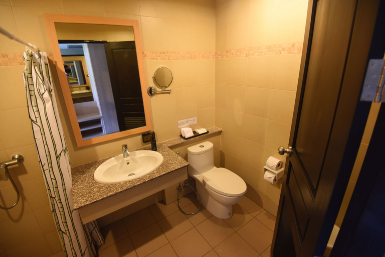 Bathroom 4, PP Charlie Beach Resort, Mueang Krabi