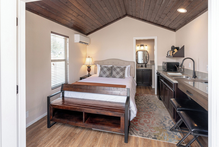 Bedroom 2, Sun Outdoors Paso Robles, San Luis Obispo