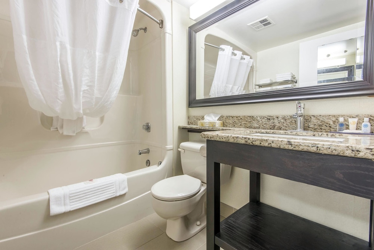 Bathroom 4, Comfort Inn Lakeshore, Nipissing