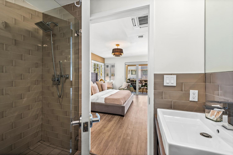Bathroom 3, Luxuri Suites, Miami-Dade