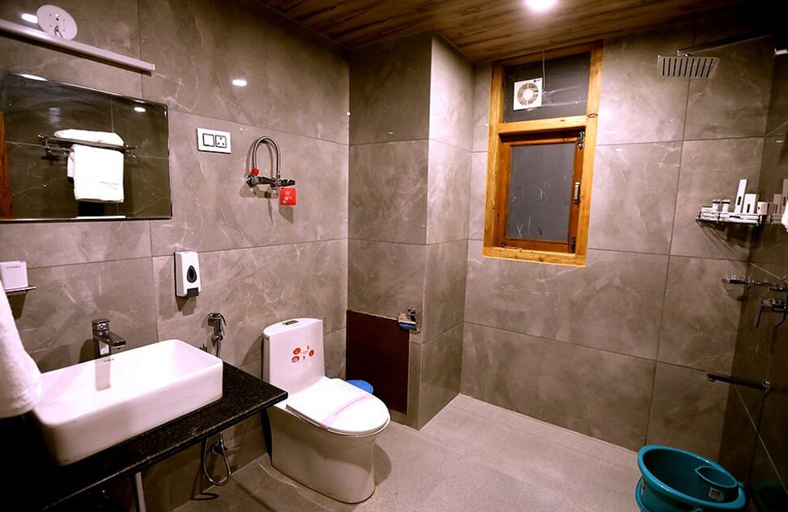 Bathroom, Hotel Polaris Manali, Kullu