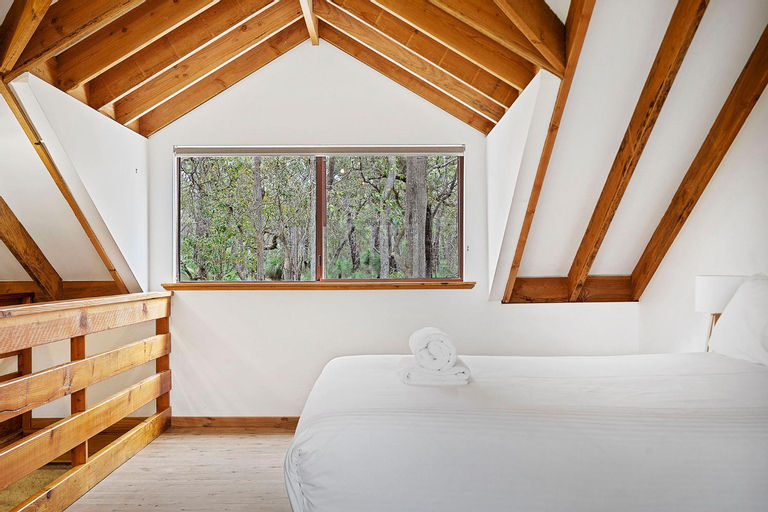Bedroom 4, Kookaburra Woodstone Cottage, Busselton