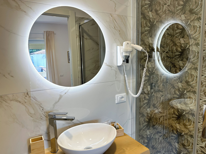 Bathroom 5, ISOLA 1.6.3 Guest House, Rome