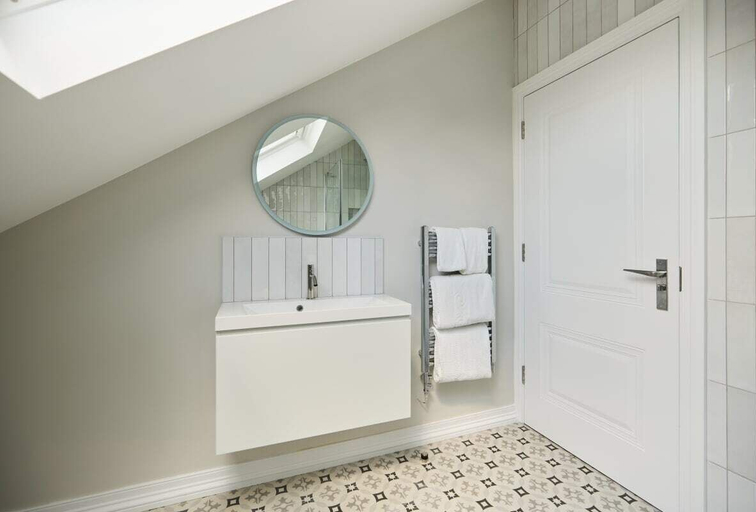 Bathroom 4, The Roehampton Place - Elegant 5bdr House With Garden + Parking, London