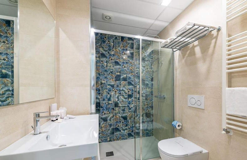 Bathroom 3, Hotel Carducci, Teramo