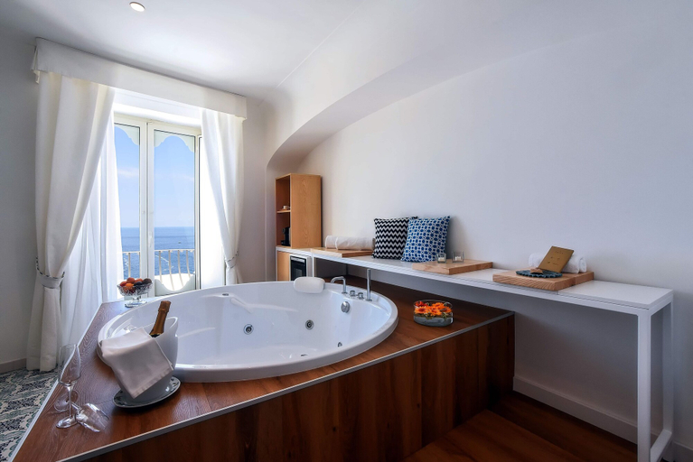 Bathroom 4, Hotel Montemare, Salerno