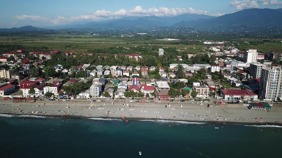 Others 2, Festina Lente, Kobuleti