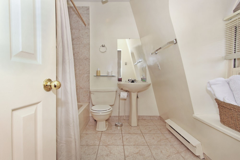 Bathroom 4, Gower Guest House, Division No. 1