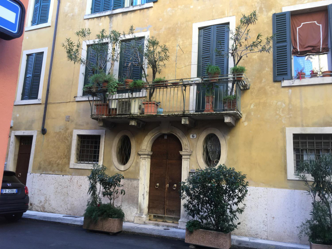 Entrance 2, Arela, Verona