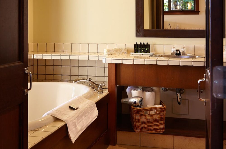 Bathroom 3, Middle Beach Lodge, Alberni-Clayoquot