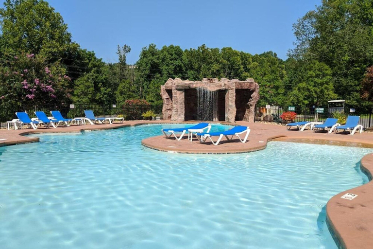 Sport & Beauty 3, 3 BDR Log Cabin in Cozy Resort w/ Private Hot Tub, Sevier