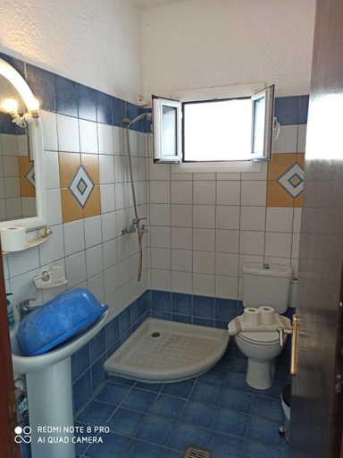 Bathroom 3, Giannis Gerakios apartments by climbing house, South Aegean
