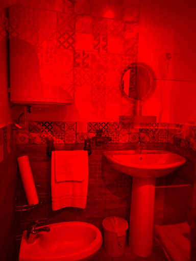 Bathroom 2, Vat Coke House, Napoli