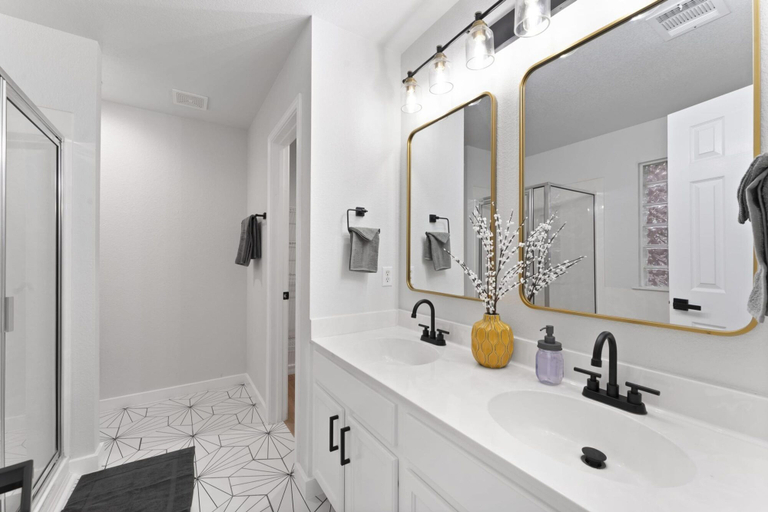 Bathroom 5, Remote Work Friendly King Beds Fast Wifi 3BR, Travis