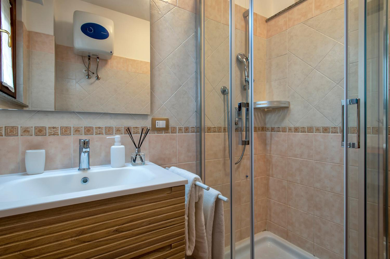 Shower 2, LE TERRAZZE apartments, Sassari