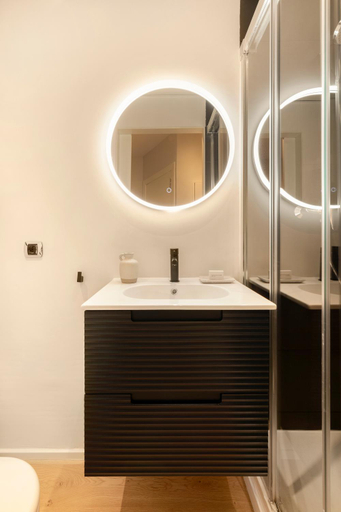 Bathroom 5, C211 Barcelona Apartments, Barcelona