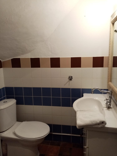 Bathroom 2, Logement clim et patio centre remparts, Gard
