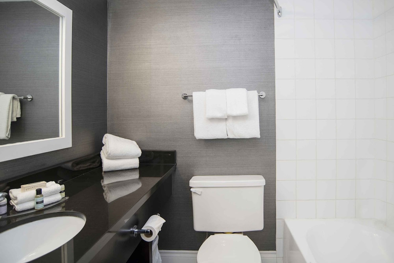 Bathroom, Sandman Hotel Kelowna, Central Okanagan