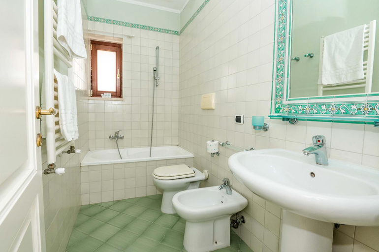 Bathroom 5, Sosandra Rooms, Foggia