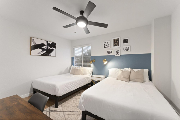 Bedroom 3, Remote Work Friendly King Beds Fast Wifi 3BR, Travis