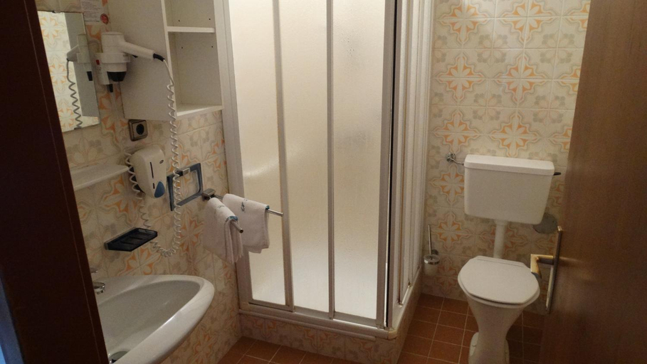 Bathroom 2, Gasthof Dickinger, Wels Land