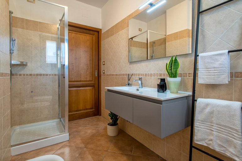 Shower 4, LE TERRAZZE apartments, Sassari