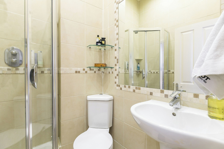 Bathroom, Charming London City Apartment, London