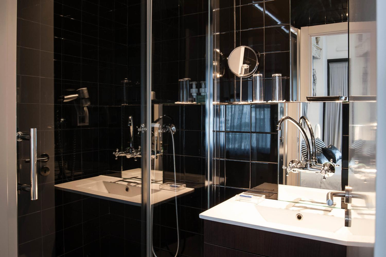 Bathroom 3, Teatro Boutique B&B, Lisbon