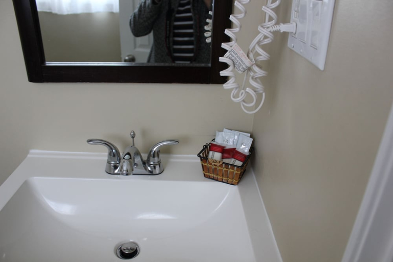 Bathroom 3, Nights Inn Owen Sound, Grey