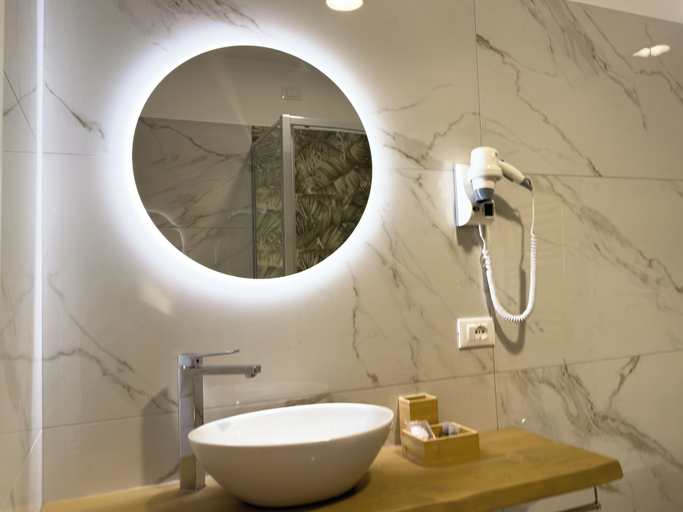 Bathroom 5, ISOLA 1.6.3 Guest House, Rome