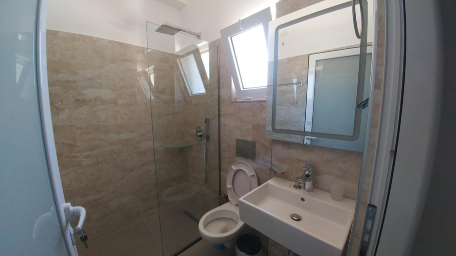 Bathroom 3, Hotel ZEKA, Sarandës