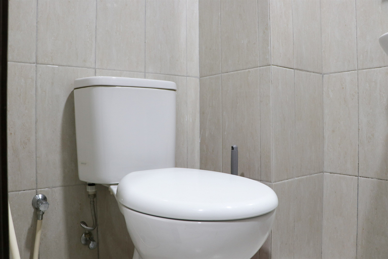 Bathroom 5, Elegant and Nice Studio Room at Citra Living Apartment By Travelio, Jakarta Barat