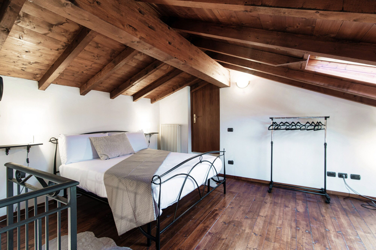 Room 2, Lake Frame, Como