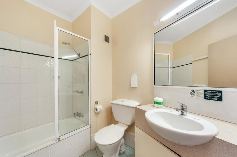 Bathroom 4, Tropical Queenslander Hotel, Cairns