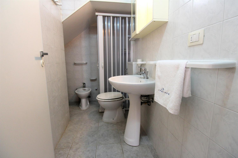 Bathroom 4, Trilocale arancione climatizzato con terrazza panoramica, Lecce