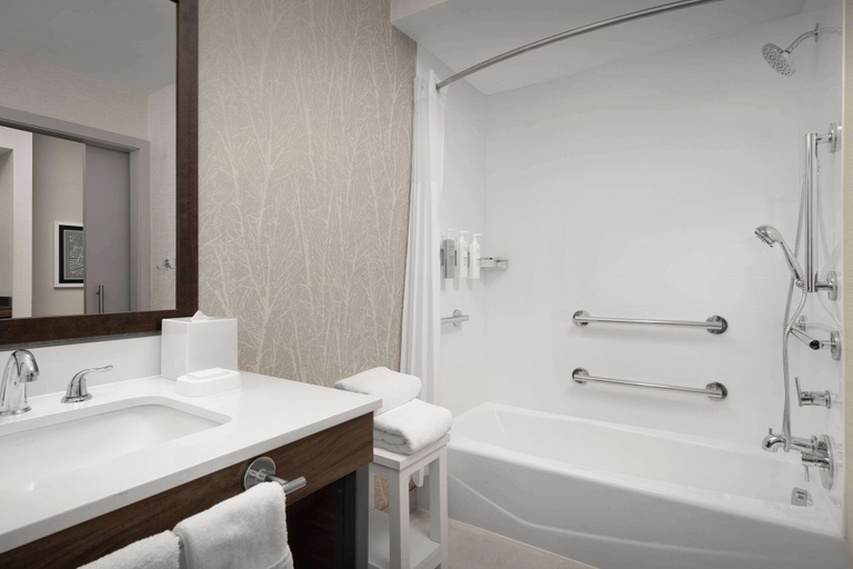 Bathroom 4, Hampton Inn & Suites Paso Robles, San Luis Obispo