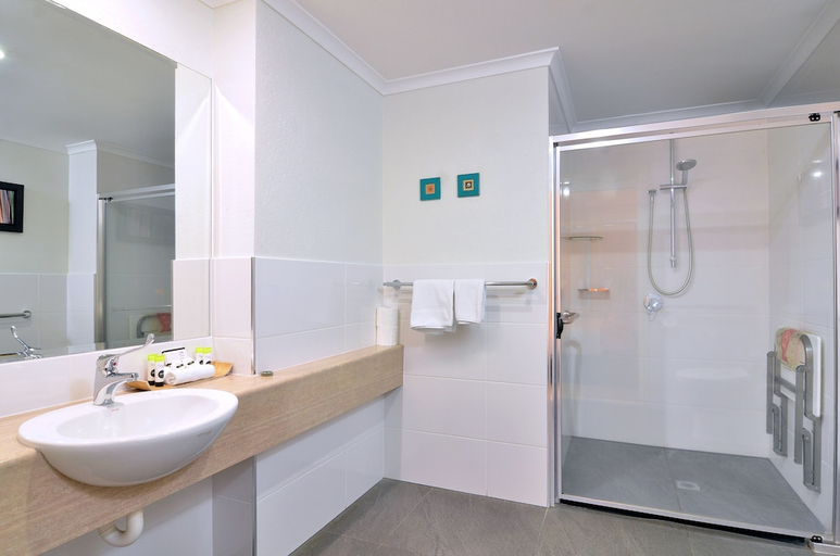 Bathroom 5, Le Cher Du Monde Hotel, Douglas