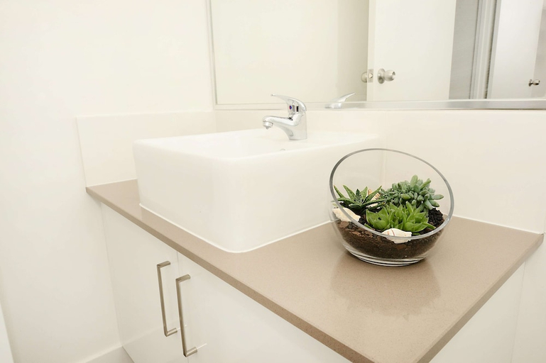 Bathroom 3, Oaks Moranbah Suites, Belyando