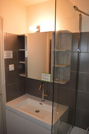 Bathroom 2, Appart'hotel Voltaire, Indre