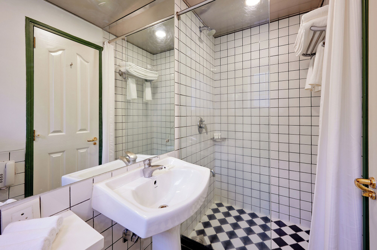 Bathroom 4, The Gordon House Hotel, Mumbai City