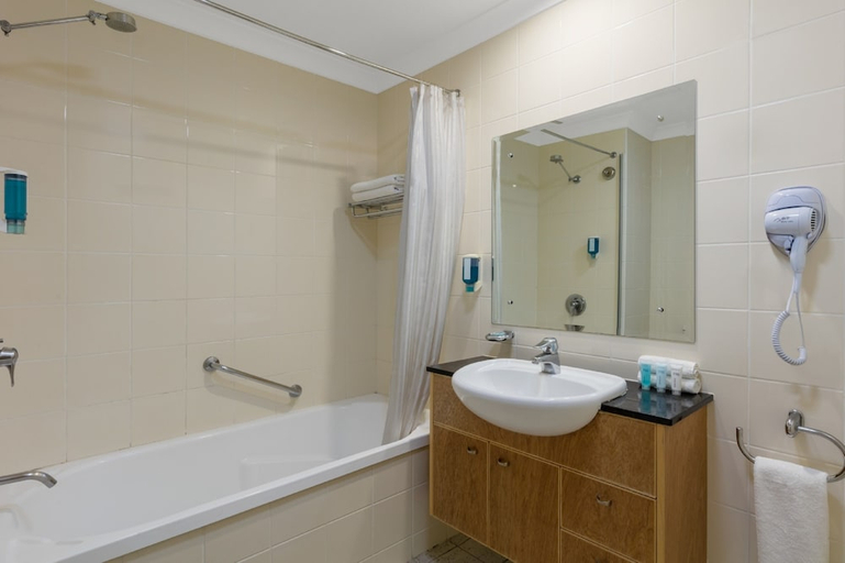 Bathroom 5, Nesuto Canberra Apartment Hotel, Canberra