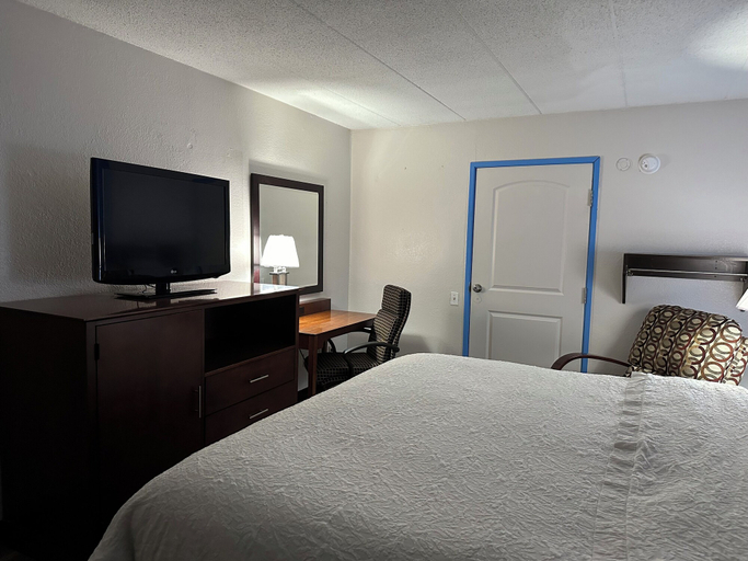 Bedroom 2, American Inn and Suites Bishop, Genesee